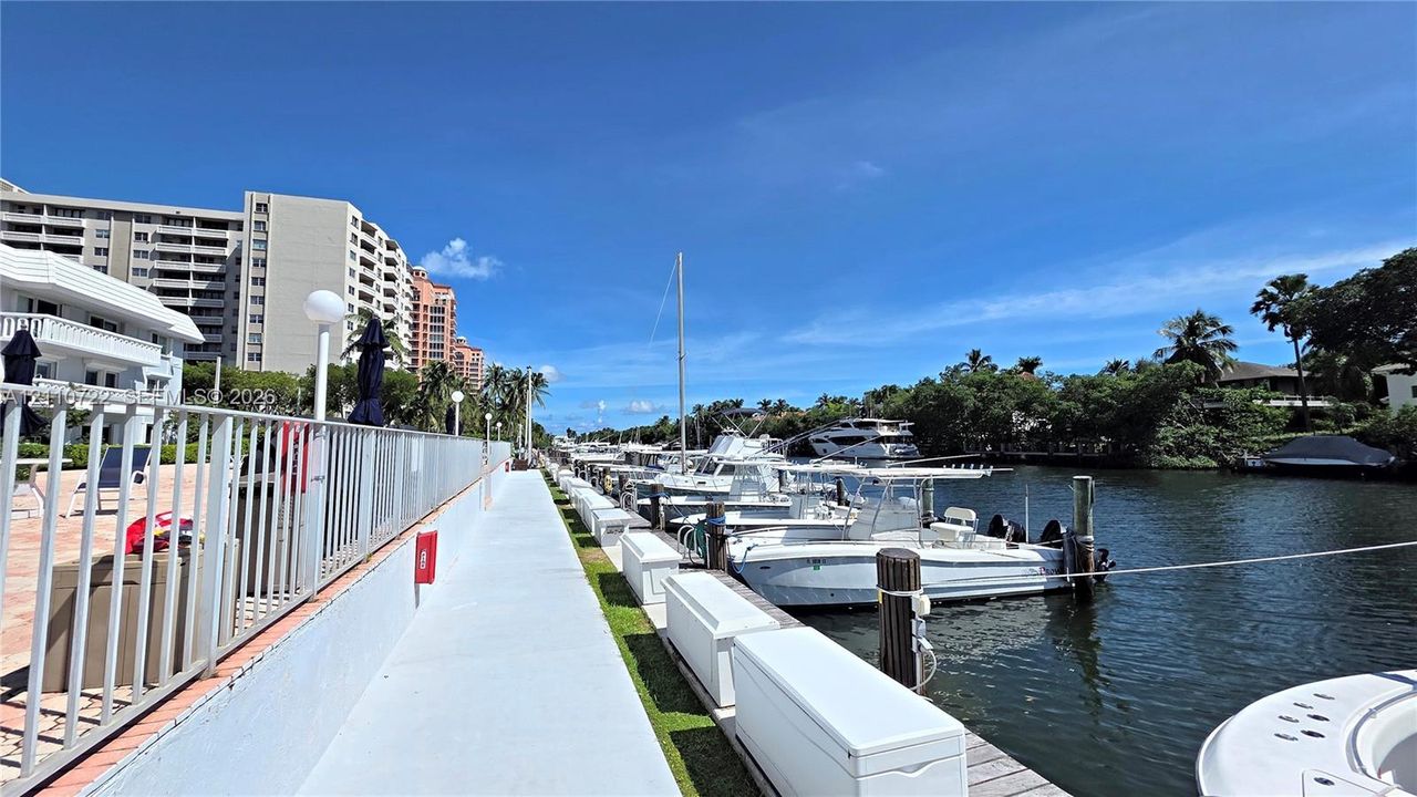 For Sale: $549,900 (2 beds, 2 baths, 1150 Square Feet)