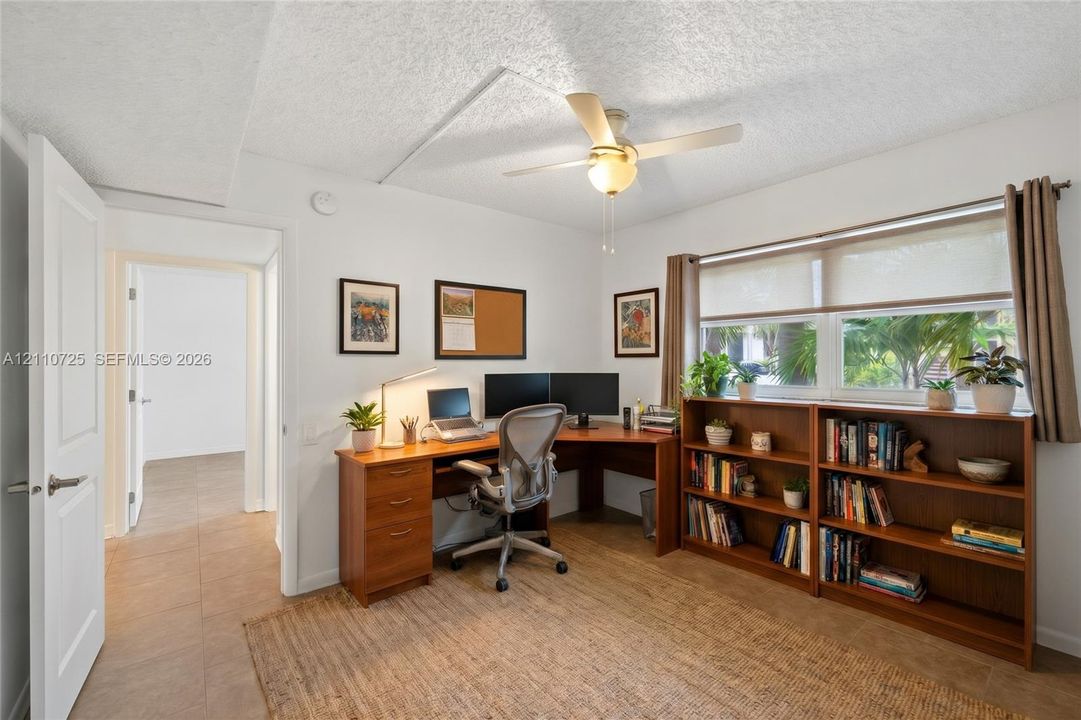 Office / secondary bedroom (virtually staged)