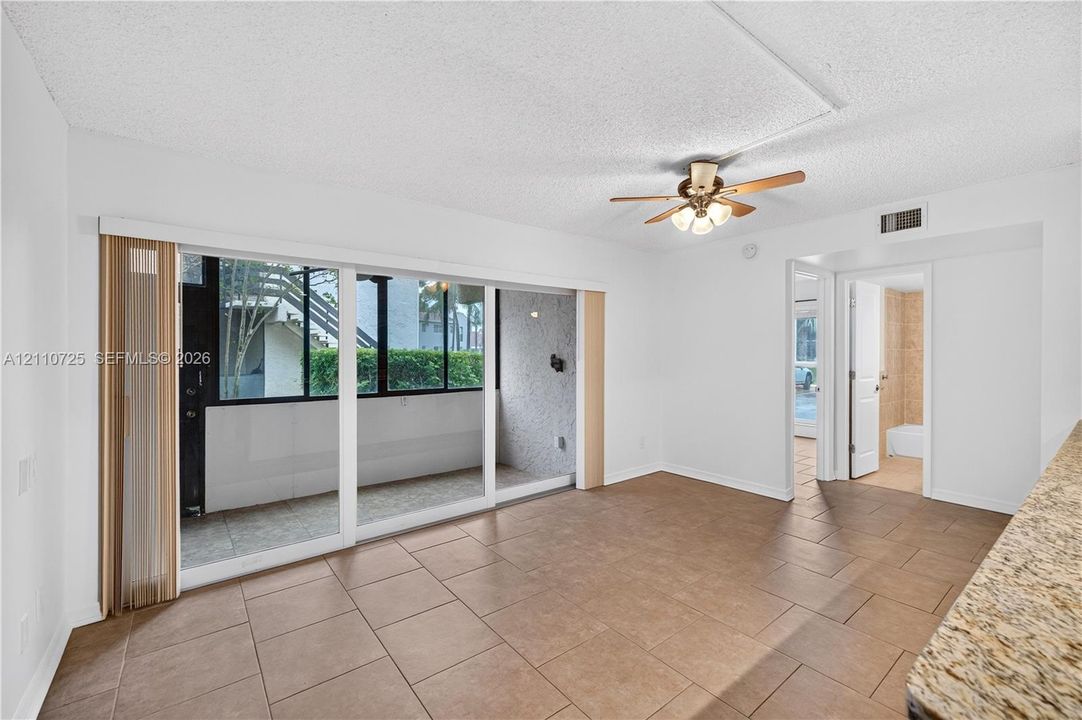 Dining room (unstaged)