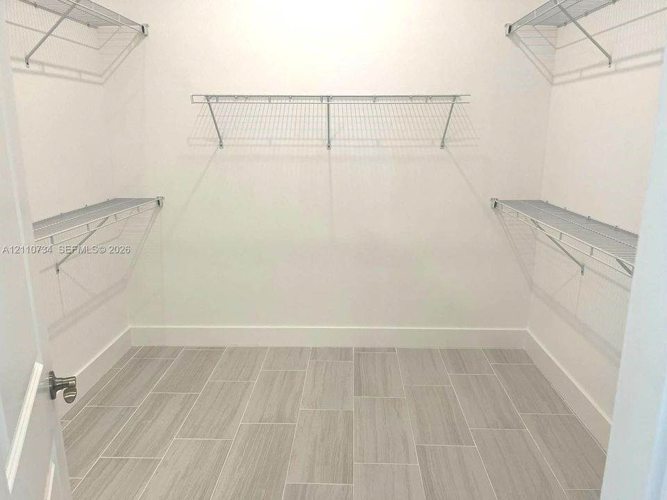 MASTER WALKING CLOSET