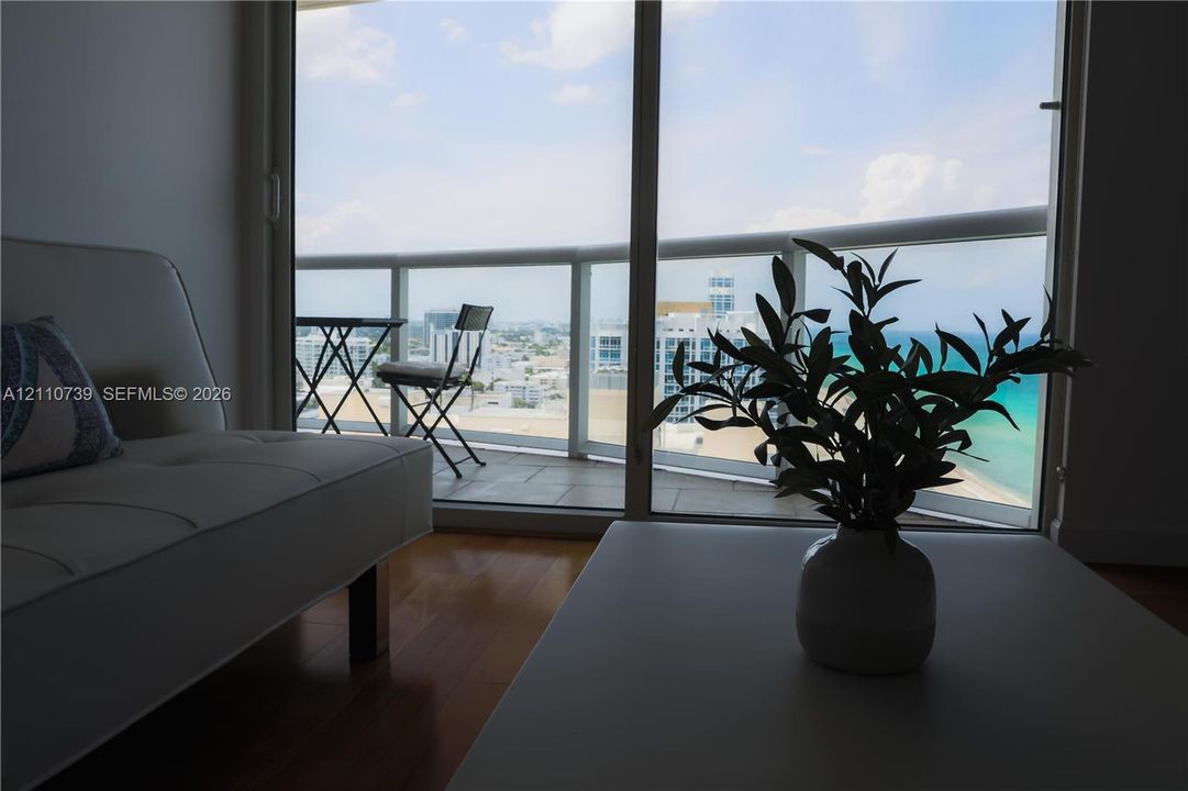 For Rent: $4,100 (1 beds, 1 baths, 808 Square Feet)
