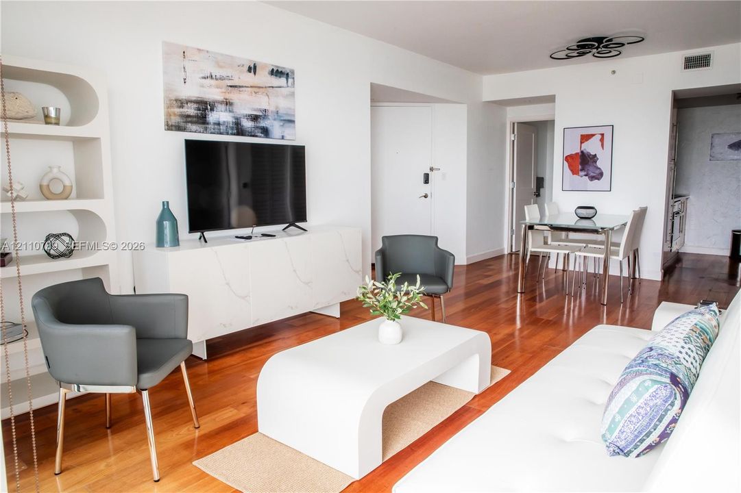 For Rent: $4,100 (1 beds, 1 baths, 808 Square Feet)