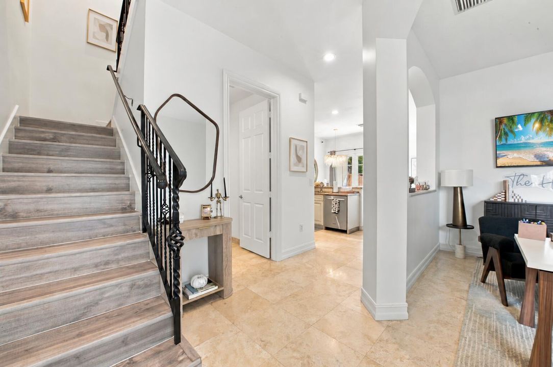 Neutral abstract art refreshes the stair