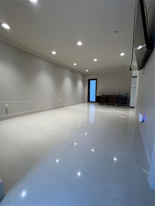 В аренду: $1,900 (1 спален, 1 ванн, 3290 Квадратных фут)