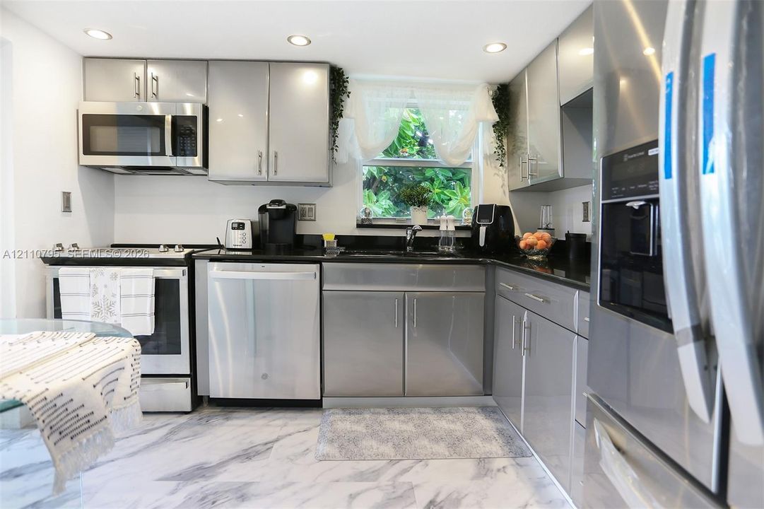 For Rent: $2,500 (2 beds, 2 baths, 970 Square Feet)