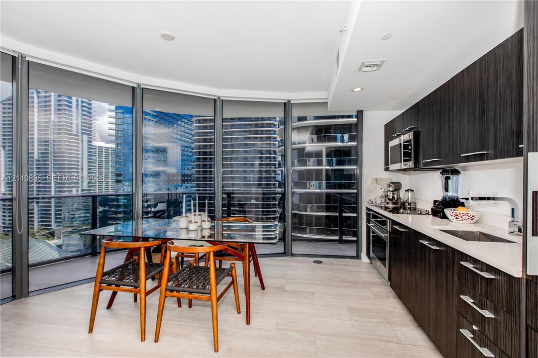 For Rent: $5,100 (2 beds, 2 baths, 926 Square Feet)