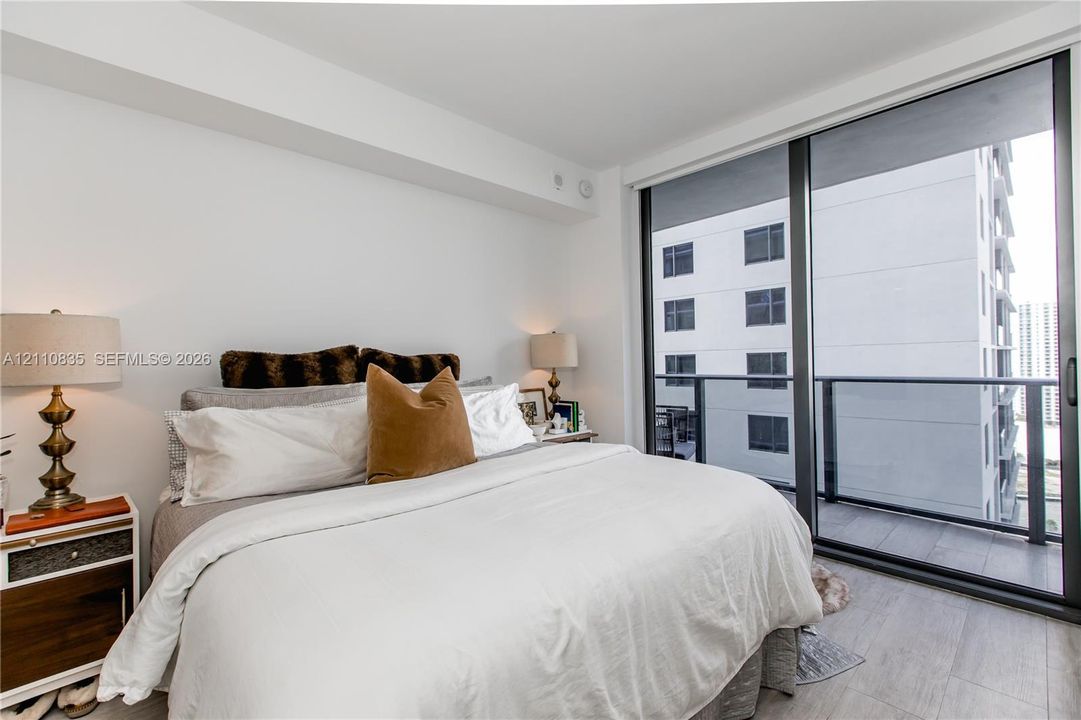 For Rent: $5,100 (2 beds, 2 baths, 926 Square Feet)