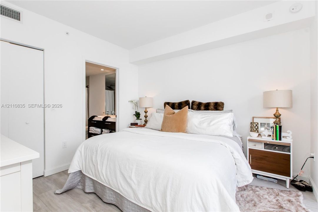 For Rent: $5,100 (2 beds, 2 baths, 926 Square Feet)