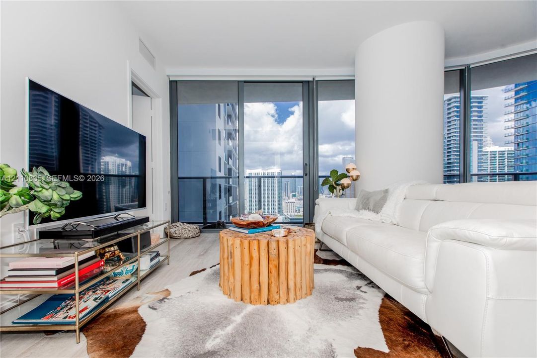 For Rent: $5,100 (2 beds, 2 baths, 926 Square Feet)