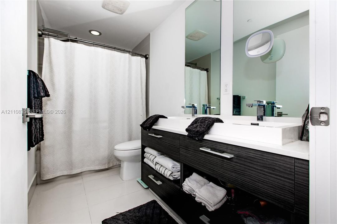 For Rent: $5,100 (2 beds, 2 baths, 926 Square Feet)