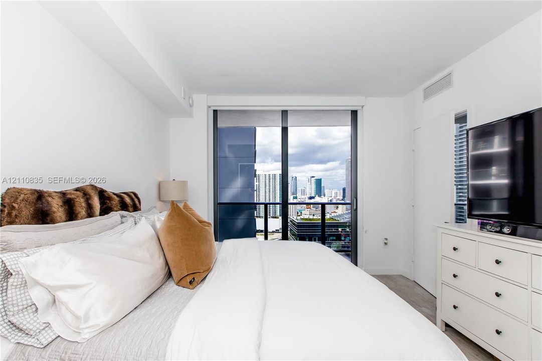 For Rent: $5,100 (2 beds, 2 baths, 926 Square Feet)