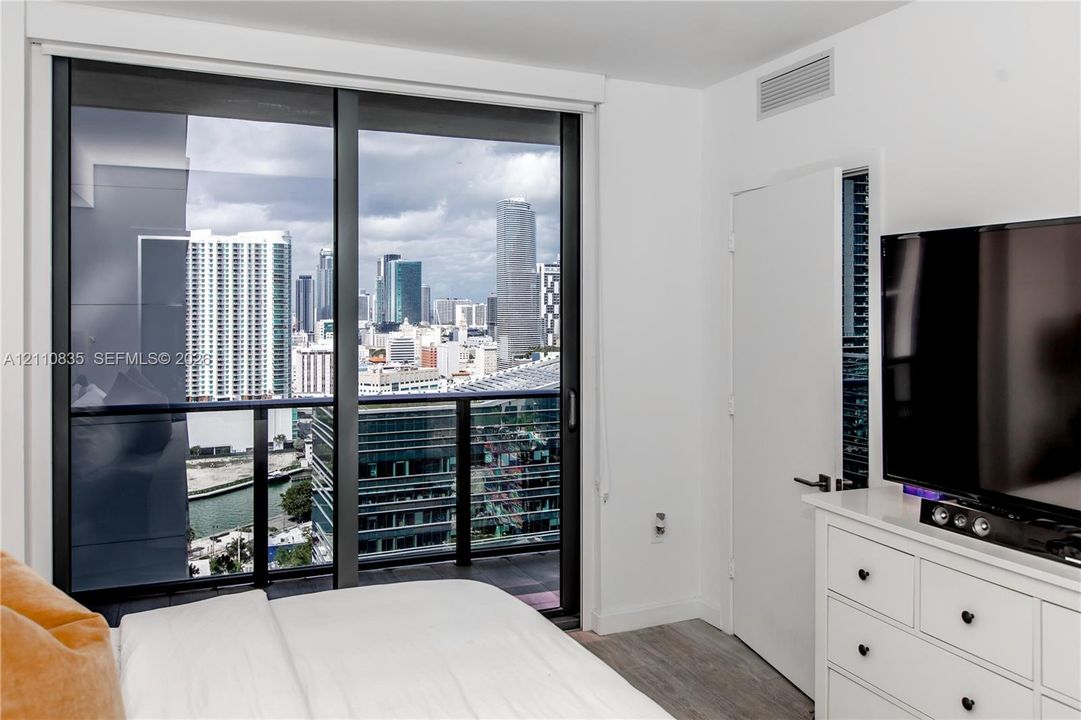 For Rent: $5,100 (2 beds, 2 baths, 926 Square Feet)