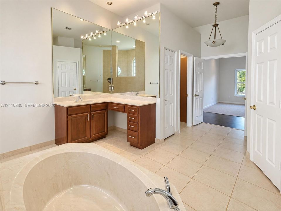 For Sale: $1,050,000 (6 beds, 4 baths, 3599 Square Feet)