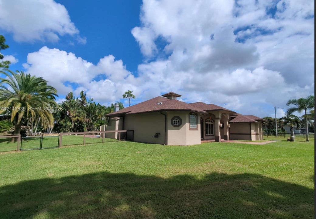 For Sale: $1,050,000 (6 beds, 4 baths, 3599 Square Feet)