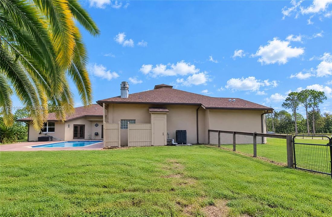 For Sale: $1,050,000 (6 beds, 4 baths, 3599 Square Feet)
