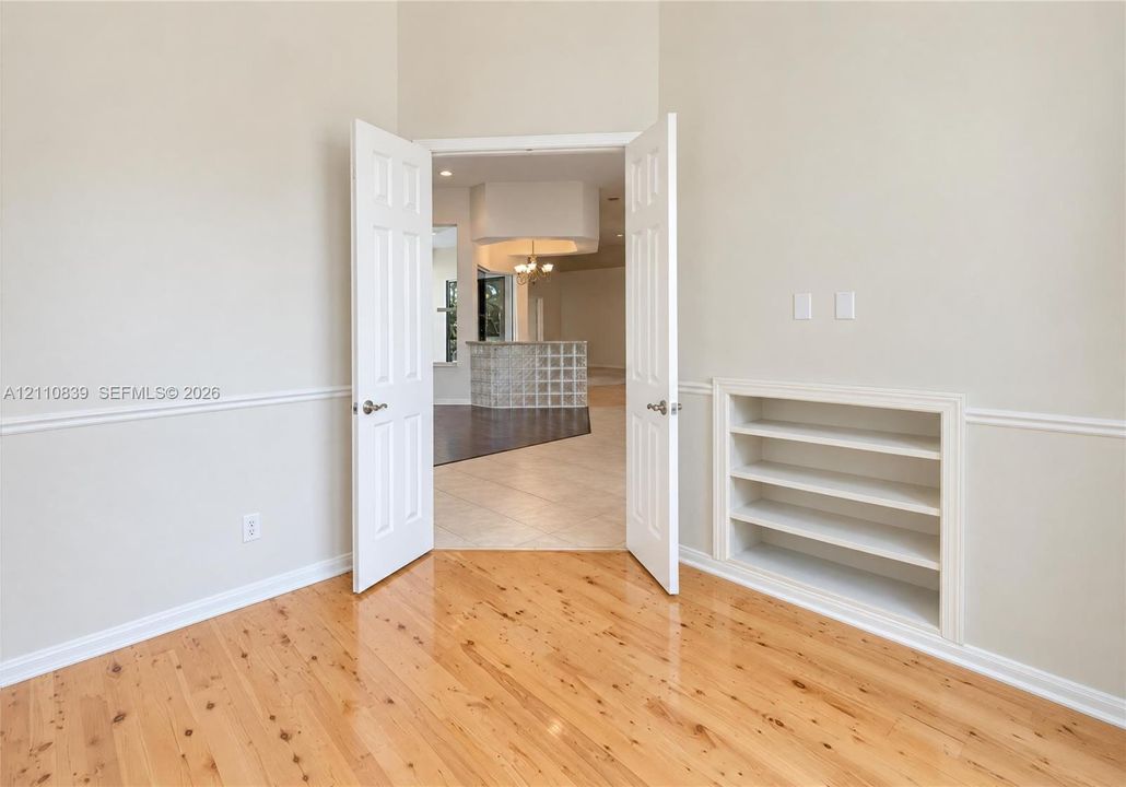 For Sale: $1,050,000 (6 beds, 4 baths, 3599 Square Feet)