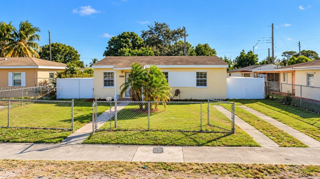 For Rent: $2,800 (3 beds, 1 baths, 936 Square Feet)