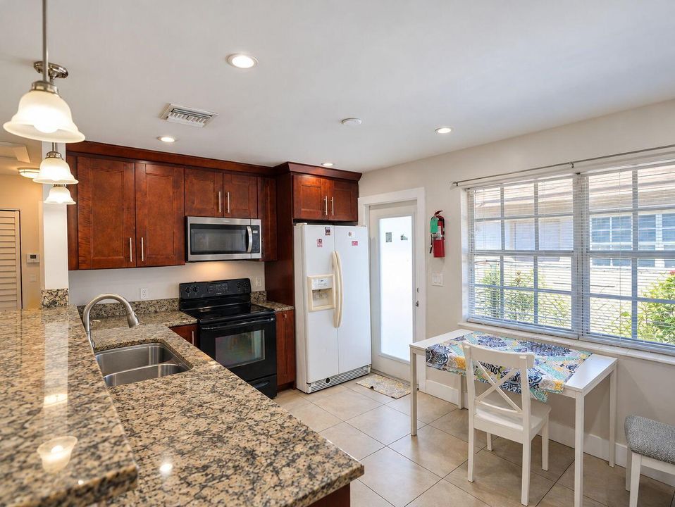 23-web-or-mls-Daniel_904_NE_10th_Ave_23