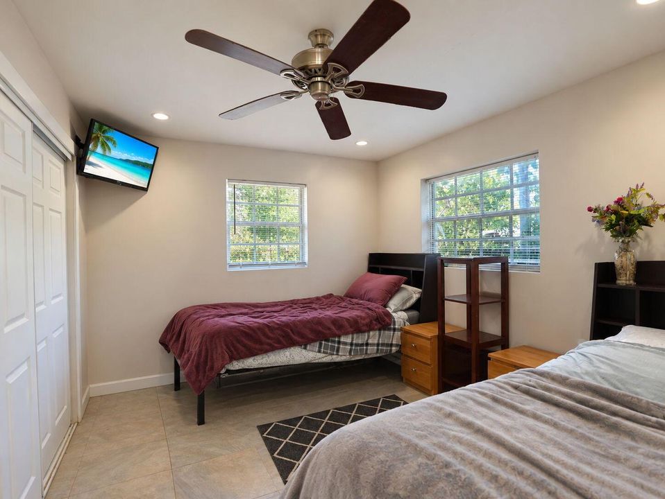 13-web-or-mls-Daniel_904_NE_10th_Ave_15