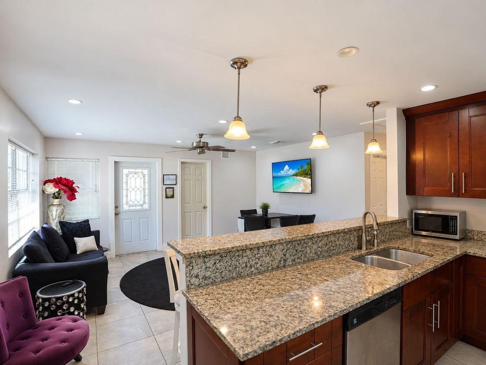 7-web-or-mls-Daniel_904_NE_10th_Ave_06