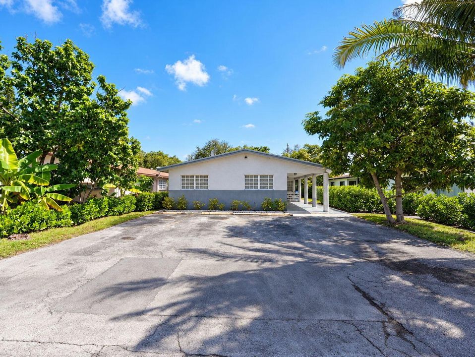 1-web-or-mls-Daniel_904_NE_10th_Ave_01