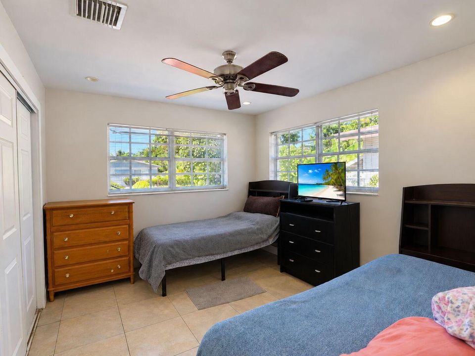 28-web-or-mls-Daniel_904_NE_10th_Ave_27
