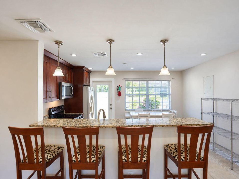 20-web-or-mls-Daniel_904_NE_10th_Ave_22