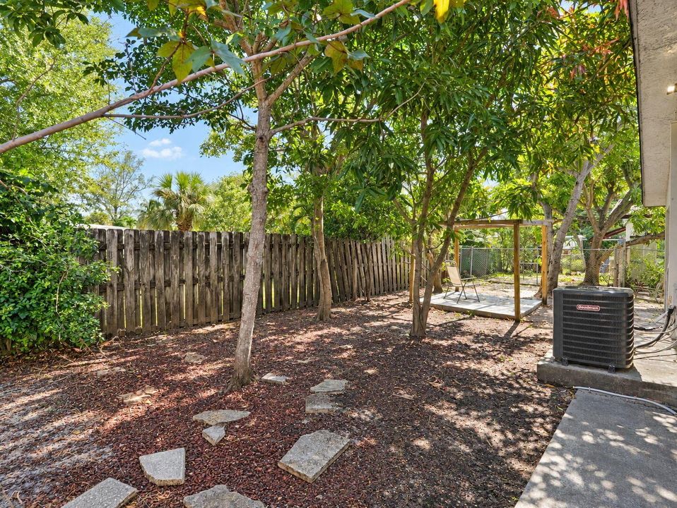 34-web-or-mls-Daniel_904_NE_10th_Ave_33
