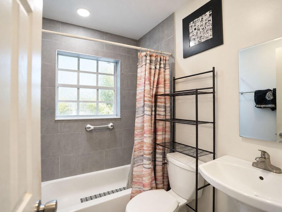 14-web-or-mls-Daniel_904_NE_10th_Ave_13