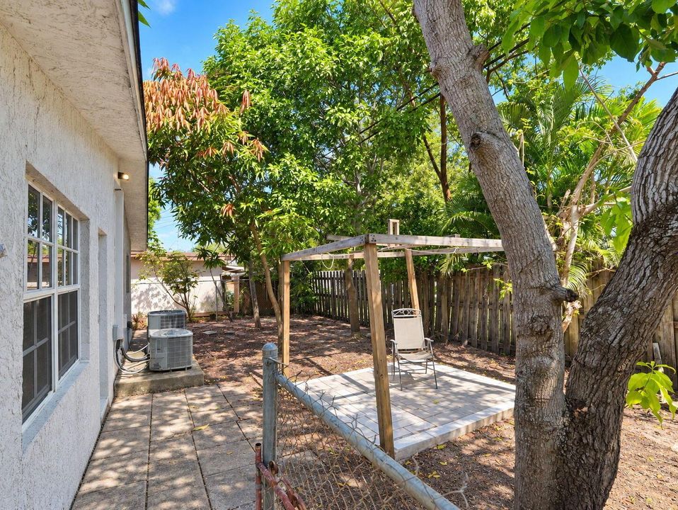 35-web-or-mls-Daniel_904_NE_10th_Ave_34