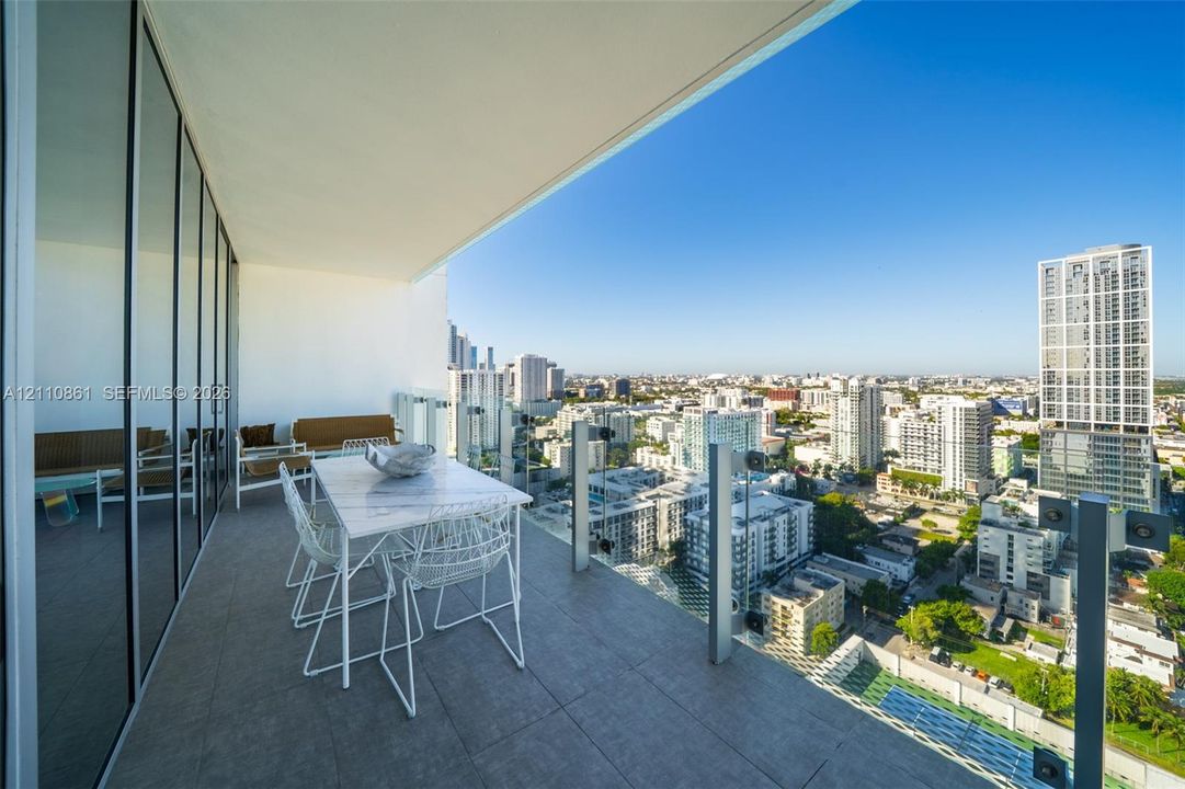 На продажу: $1,325,000 (2 спален, 2 ванн, 1105 Квадратных фут)