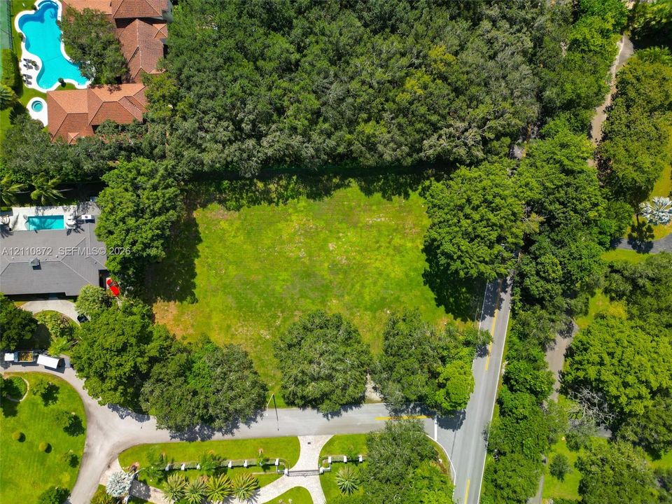 En Venta: $4,695,000 (1.03 acres)
