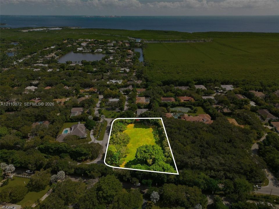 En Venta: $4,695,000 (1.03 acres)