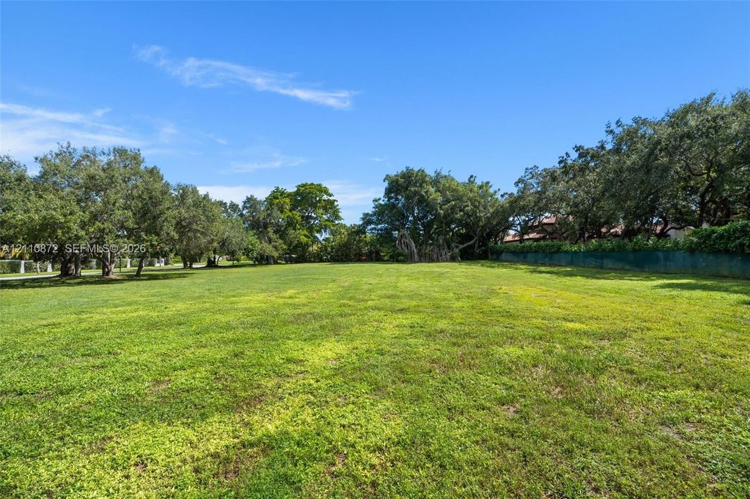 En Venta: $4,695,000 (1.03 acres)