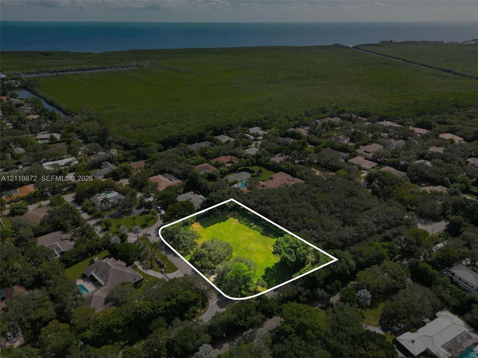 En Venta: $4,695,000 (1.03 acres)