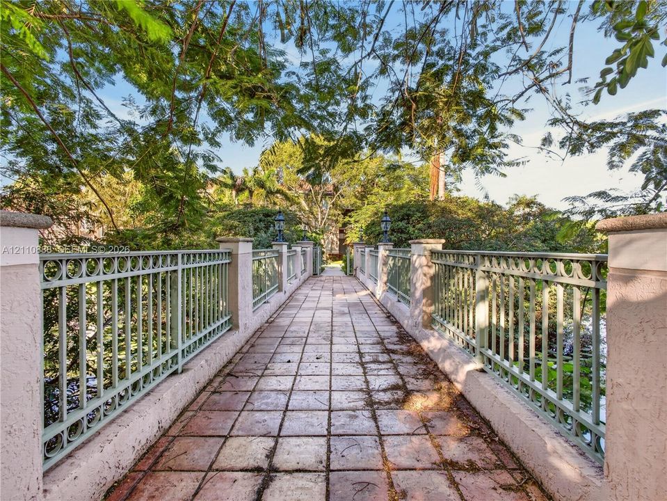 En Venta: $285,000 (2 camas, 2 baños, 983 Pies cuadrados)