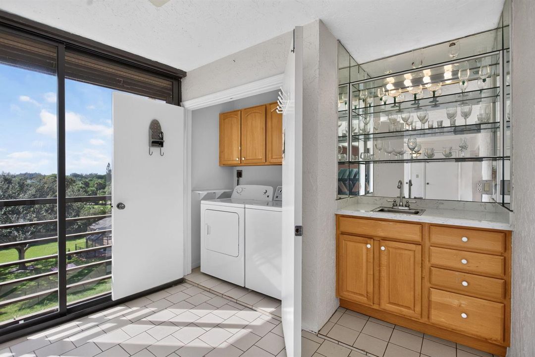 LAUNDRY & WET BAR