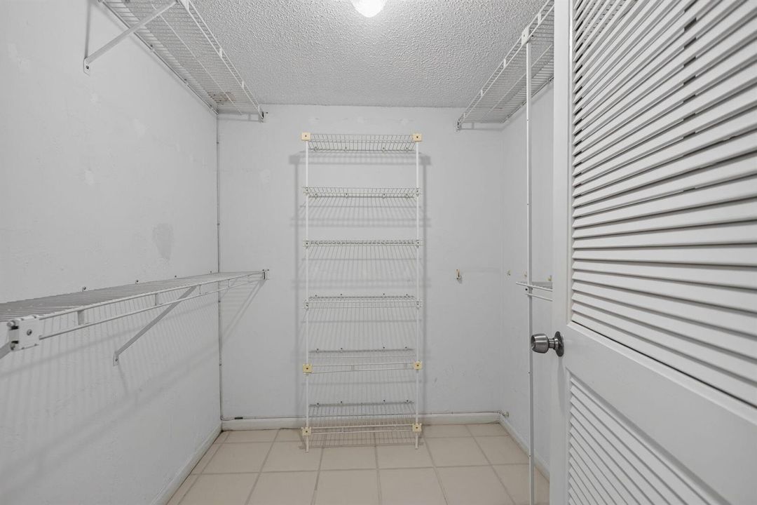 WALK IN CLOSET MAIN BEDROOM