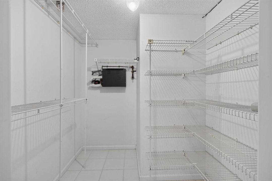 WALK IN CLOSET MAIN BEDROOM