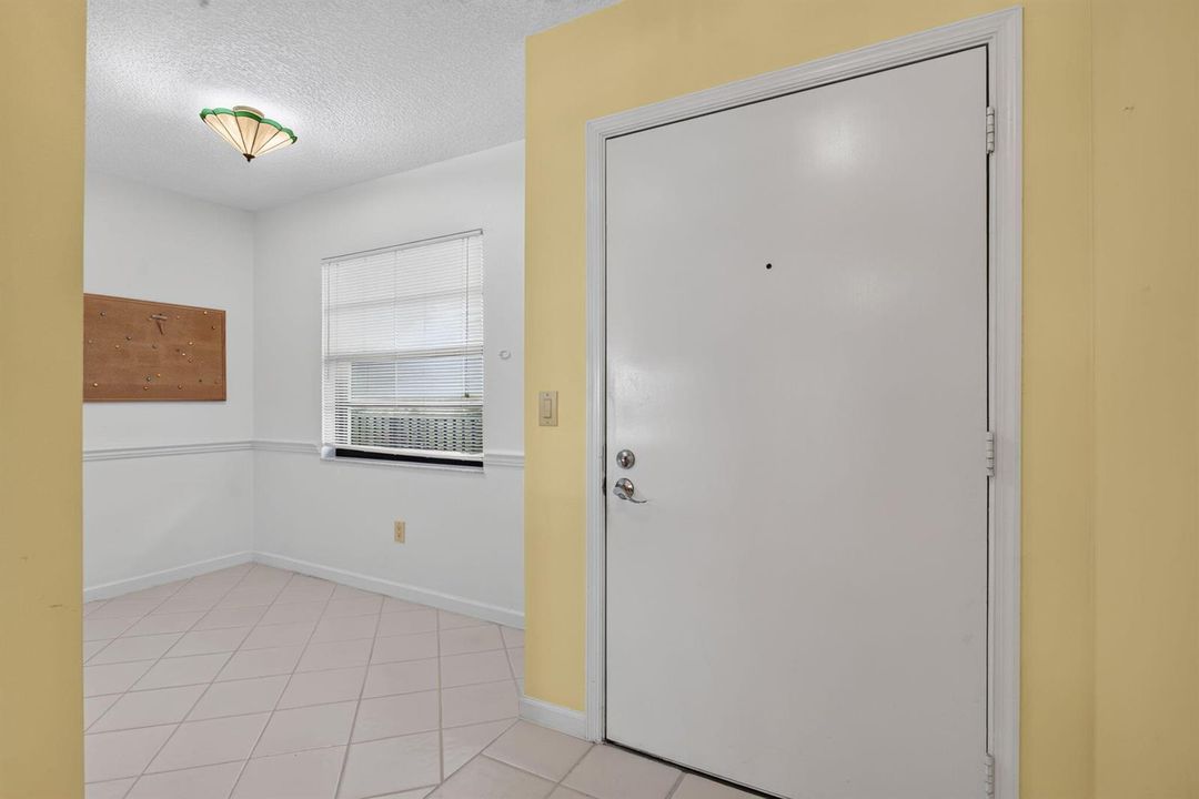 EAT IN KITCHEN. ENTRYFOYER