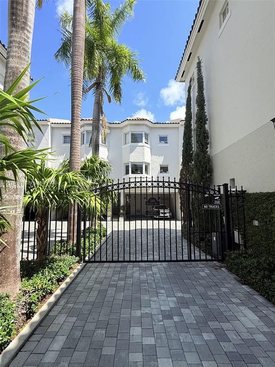 For Rent: $4,500 (2 beds, 2 baths, 1400 Square Feet)