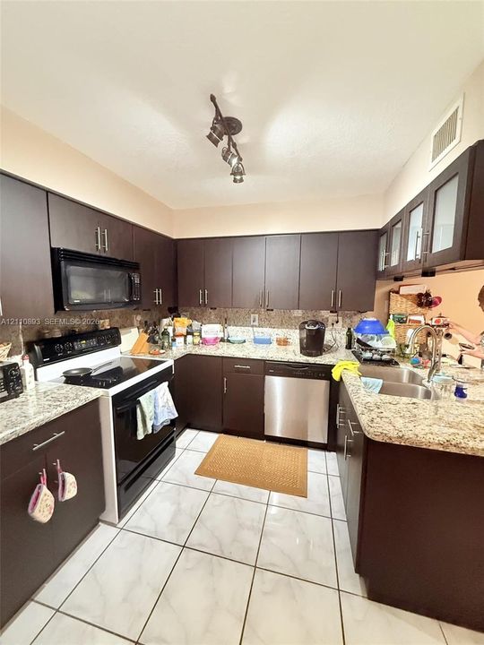 For Rent: $4,500 (2 beds, 2 baths, 1400 Square Feet)