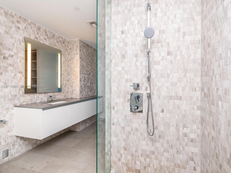 В аренду: $4,650 (1 спален, 1 ванн, 810 Квадратных фут)