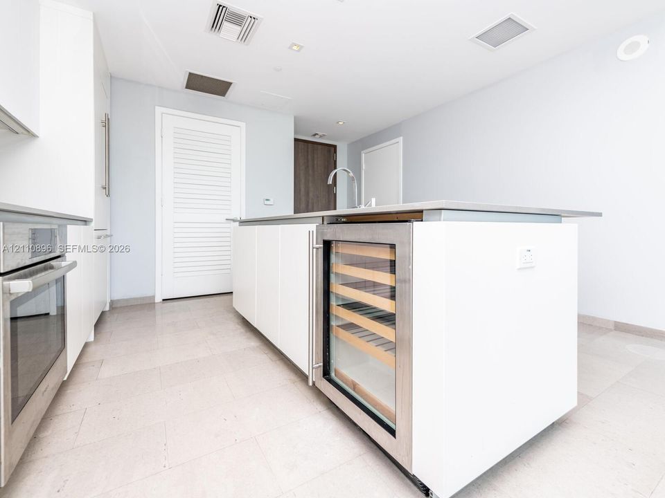 В аренду: $4,650 (1 спален, 1 ванн, 810 Квадратных фут)