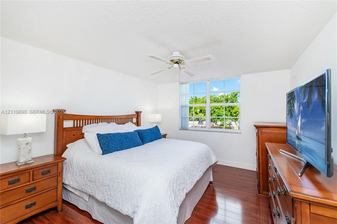 For Sale: $485,000 (2 beds, 2 baths, 1180 Square Feet)