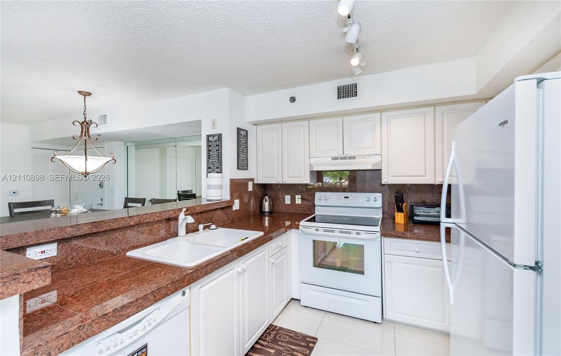 For Sale: $485,000 (2 beds, 2 baths, 1180 Square Feet)
