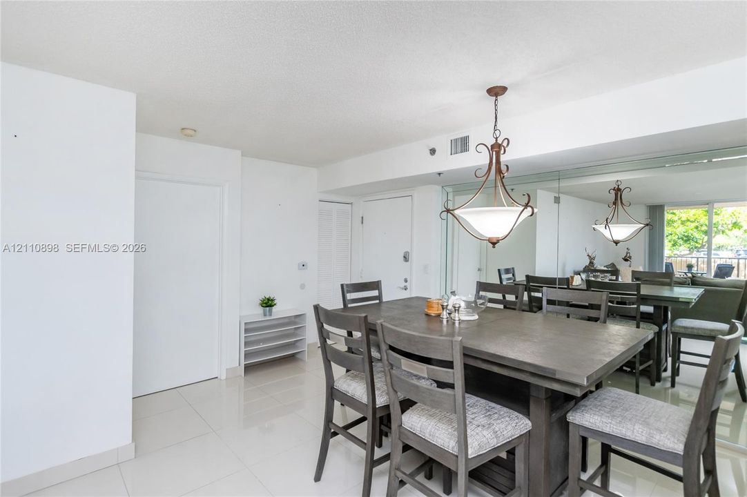 For Sale: $485,000 (2 beds, 2 baths, 1180 Square Feet)