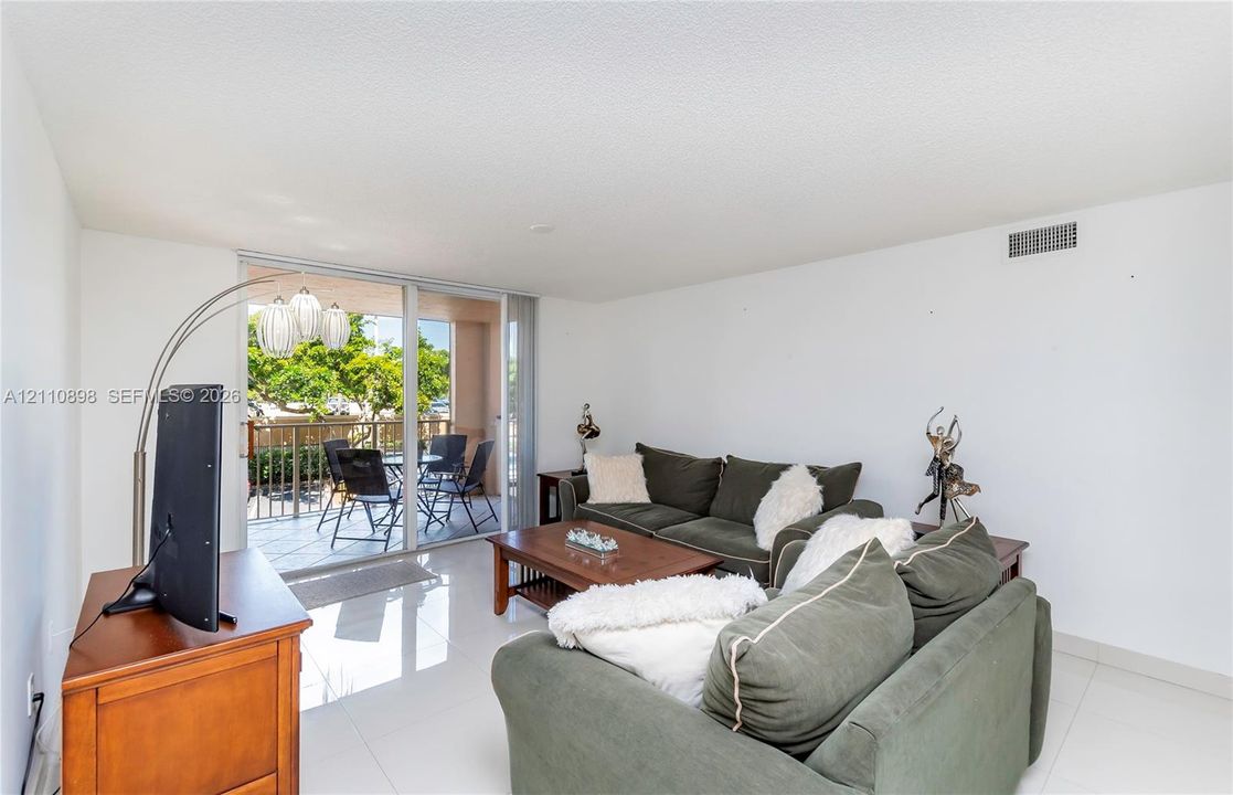 For Sale: $485,000 (2 beds, 2 baths, 1180 Square Feet)