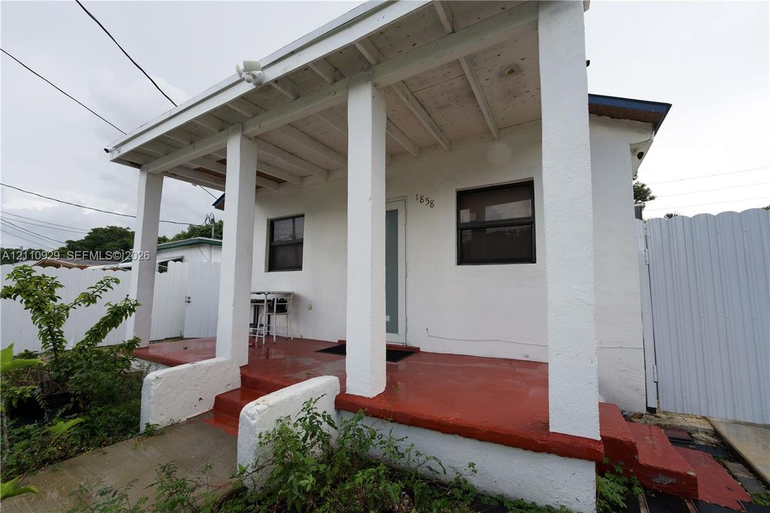 For Sale: $415,000 (3 beds, 2 baths, 740 Square Feet)