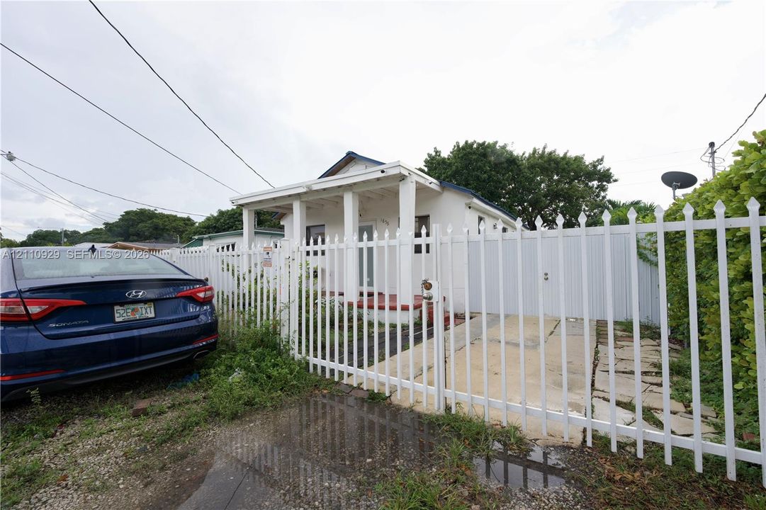 For Sale: $415,000 (3 beds, 2 baths, 740 Square Feet)